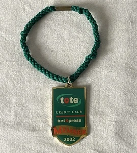 Cordón de muñeca insignia de miembro de carreras de caballos de latón y esmalte Tote Club 2002 vintage - Imagen 1 de 4