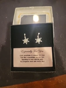 Women Snowflakes silver dangling earring New in a box (R433) - Picture 1 of 3