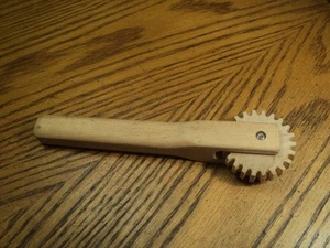 Utensile da cucina vintage in legno crosta per torte lungo 7-3/8" senza marchio - Foto 1 di 7