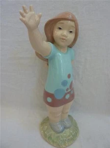 Nao by Lladro Little Bye Bye Figurine No.1488 New - Picture 1 of 8