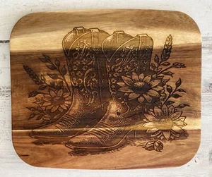 Schneidebrett COUNTY FLORAL COWBOYSTIEFEL Lasergravur Akazienholz 14" x 11,75" - Bild 1 von 5