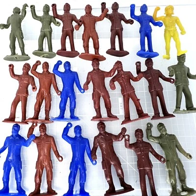 Lote Figuras Mixtas Infantería Figuras Civiles y Soldados de Juguete Guerreros MPC De Colección Foto 1 de 4