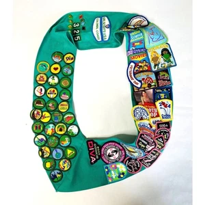 Vintage Girl Scouts USA Green Sash Full of Merit Badges Patches Sewn - Picture 1 of 8