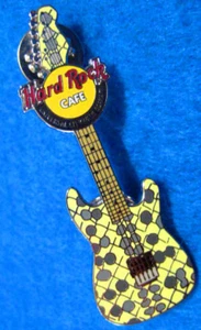 GUITARRA UNIVERSAL OSAKA AMARILLO Y MANCHAS GUARDABARROS RECUERDOS 2004 Hard Rock Café PIN - Imagen 1 de 1