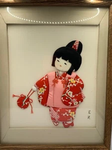 Vintage signiertes japanisches Mädchen in Kimono und Getas gerahmte Kunst entzückend - Bild 1 von 4