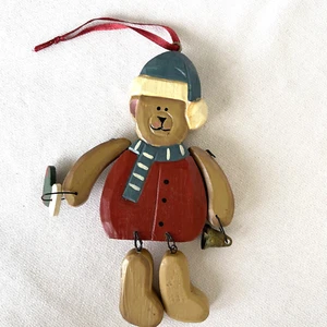 Oso de madera adorno de Navidad con medias y campana colgando de las manos - Imagen 1 de 12