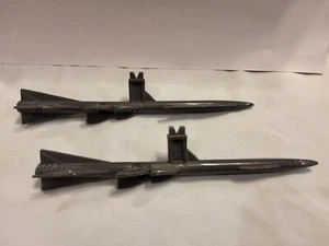 VINTAGE ULTRA RARO GIOCATTOLO CACCIA JET RICAMBI, 2x MISSILI!!! ESERCITO VERDE, L & R. - Foto 1 di 2