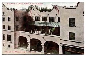 COEUR d'ALENE, IDAHO - PEOPLE AT ENTRANCE TO HOTEL IDAHO - OLD POSTCARD - Picture 1 of 2