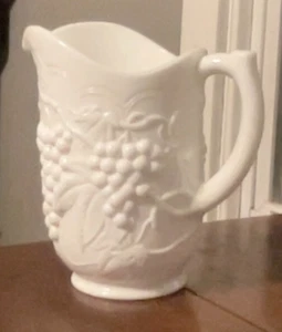 Großer Vintage Milchglas Krug. Erhöhtes Trauben- & Rebenmuster. Fasst 1/2 Gallone. - Bild 1 von 6