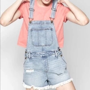 Wild Fable Damen Denim Latzhose Distressed Shortalls ausgefranste Säume hellblau Gr. S - Bild 1 von 12