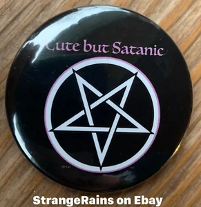 Lindo pero satánico pentagrama botón pinback Halloween horror brujería insignia - Imagen 1 de 2