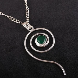 Bisel de plata de ley 925 con piedras preciosas de ónix verde hecho a mano joyería colgante de moda - Imagen 1 de 6