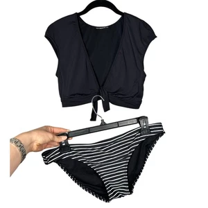 Set costume da bagno donna nero scollo a V cravatta davanti righe bikini fondo grande - Foto 1 di 7