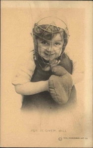 BÉISBOL Lindo Niño Pequeño en Máscara de Receptor con Guante Postal Antigua - Imagen 1 de 2