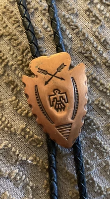 Corbata bolo de cuero trenzado de cobre macizo punta de flecha suroeste firmada por campana de colección Foto 1 de 4
