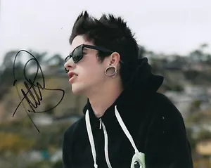 T MILLS (TRAVIS MILLS) signed *MUSIC* RAPPER 8X10 photo ALL I WANNA DO W/COA #2 - Picture 1 of 1