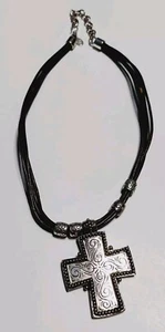 Premier Schmuck Schnörkel und Perlen Arbeit Kreuz Kunstleder Kordel Silberfarben - Bild 1 von 6