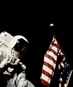 Apolo 17 Eugene Cernan con bandera #1 impresiones mejoradas - Imagen 1 de 5