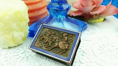 Caja de libro victoriana para montar a caballo cubierta exhibición esmaltada con candelabros Foto 1 de 4