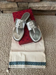 Neu!! Tory Burch Benton Band flache Zehenstegsandalen silber Größe 8,5 silbernes Logo - Bild 1 von 5