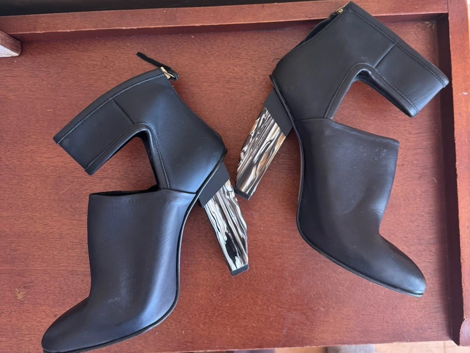 Miista Designer 黑色高跟短靴,带 Lucite 鞋跟和镂空 — 第 1/4 张图片