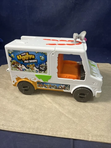 The Ugglys Pet Shop Truck And One Uggly Garbage Dog - Moose Cover