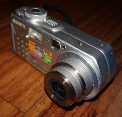 SONY Cybershot DSC-P5 3.2MP metal body silver Digital Camera & battery-Cost £150 - Image 1 of 4