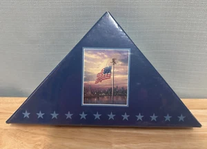 Thomas Kinkade "Licht der Freiheit" Flagge neu im Karton 25" x 38" - Bild 1 von 2