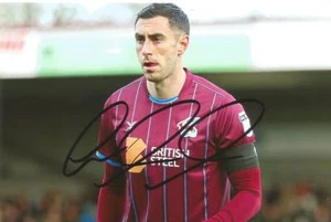 FOTO DE ACCIÓN 6x4 firmada por Lee Novak SCUNTHORPE: + CERTIFICADO DE AUTENTICIDAD - Imagen 1 de 1