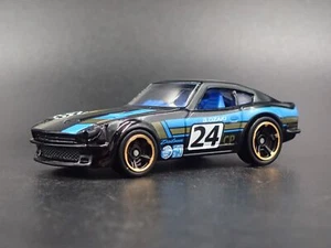 1970-1973 Datsun 240Z Jdm Nero 1:64 Scala da Collezione Diorama Modellino Auto - Foto 1 di 10