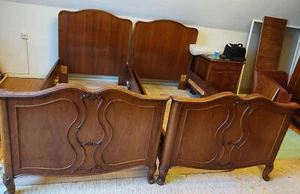 2 Betten mit 2 passenden Nachttischen Schlafzimmer, Nussbaum TOP ZUSTAND!! - Bild 1 von 4