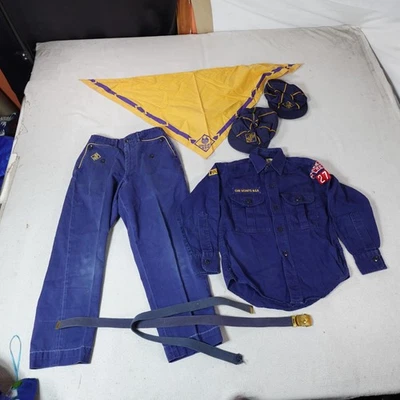 Conjunto Mediano Vintage Cub Scouts BSA Uniforme Camisa Pantalones Sombrero Cinturón Bufanda Juvenil Años 60 Foto 1 de 4