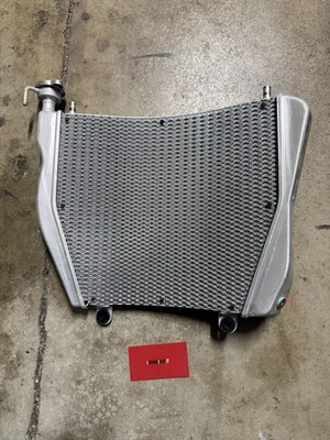 Radiador Ducati Panigale 1199 12-19 V4S V4 V4R 18-21 54811355A Foto 1 de 4