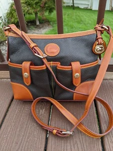 Bandolera portadora de letras Dooney & Bourke negra AWL 2.0 🦆 cuero para todo tipo de clima - Imagen 1 de 12