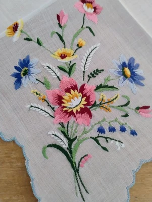 Lenço de algodão branco bordado muitas flores vintage - Imagem 1 de 2