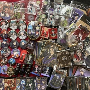 Lotto merchandise Twisted Wonderland oltre 150 oggetti tra cui distintivi e altro - Foto 1 di 12