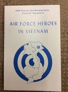 AIR FORCE HEROES IN VIETNAM By Major Donald K. Schneider - 1985 - Imagen 1 de 2