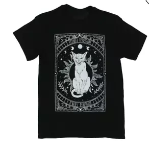 Camiseta Gráfica Luna Tarot Gato Brujo Negra Oculta Gótica Unisex Talla Grande - Imagen 1 de 8