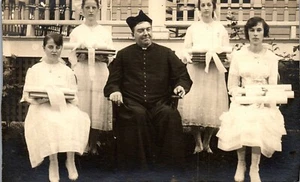  Foto postal vintage RPPC tamaño sacerdote católico padre con clase de confirmación - Imagen 1 de 3