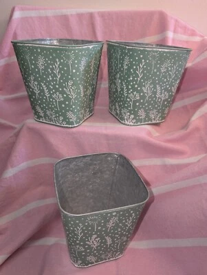 Juego (3) Macetas Metal Galvanizado Verde Salvia/Blanco Floral Estampado Vaces Country  Foto 1 de 4