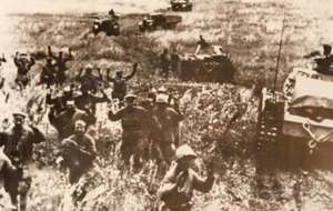 Russia German Troops Capturing Russian Snipers WWII WW2 Old Photo 1941 - Imagen 1 de 4