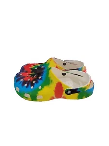 Crocs klassische Krawatte gefärbt Unisex Schuhe Größe M11, Farbe: mehrfarbig. Neu mit Etikett - Bild 1 von 4