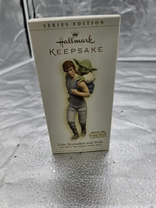 2006 HALLMARK KEEPSAKE ORNAMENT STAR WARS LUKE SKYWALKER & YODA BACKPACK ESB - Picture 1 of 3