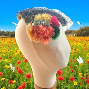 Vintage Women's 40s Net Tilt Topper Hat Green Pink Yellow Pom Poms - Bild 1 von 6