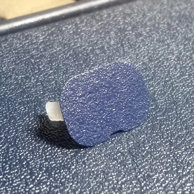 Tampa de parafuso de plástico azul sob painel clipes de painel W123 240 300 C DT - Imagem 1 de 2