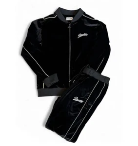 STEALTH VELOUR TRAININGSANZUG SCHWARZ - Bild 1 von 3