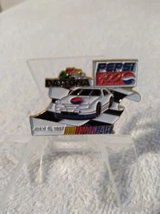 PEPSI 400 OFFIZIELLER RENNTAG PIN NASCAR DAYTONA BEACH 2 JULI 1997 NEU IN VERPACKUNG - Bild 1 von 7
