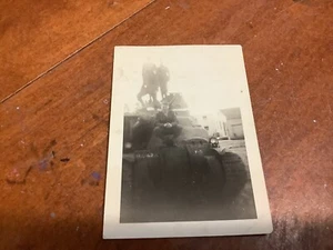 Foto original de soldados de la Segunda Guerra Mundial del tanque Lee M3 de EE. UU. - Imagen 1 de 2