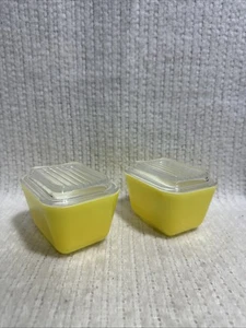 Juego de 2 platos para refrigerador PYREX amarillos vintage 501B 1-1/2 taza con tapas 501C - Imagen 1 de 7