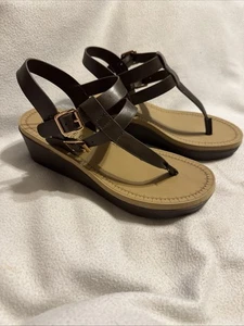 Journee Collection Bianca Zehenstegsandalen mit Keilabsatz Größe 8. S40 - Bild 1 von 7